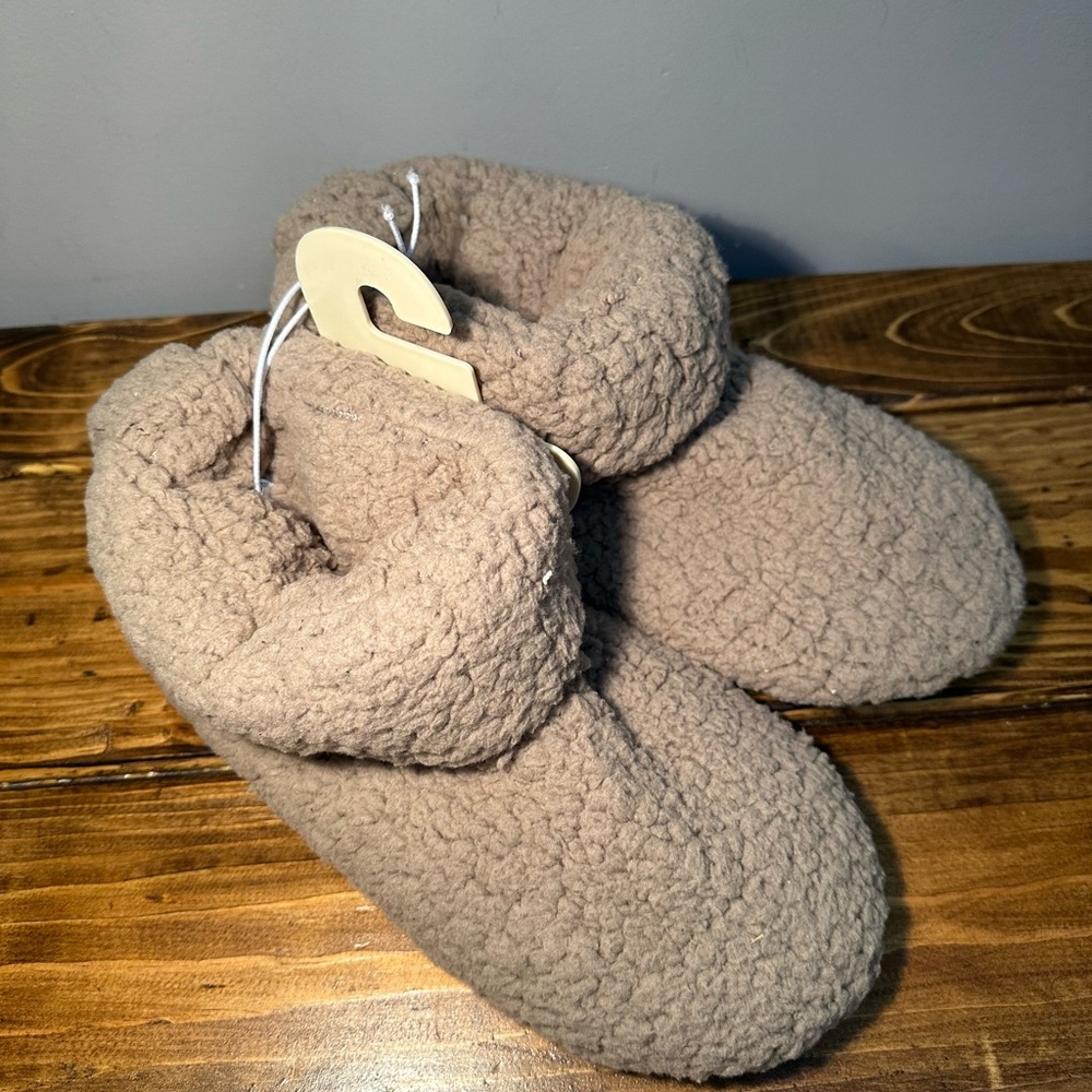 NWT Sonoma Women's Indoor/outdoor Plush Soft Tan Faux Fur Boot Slippers L(9/10)